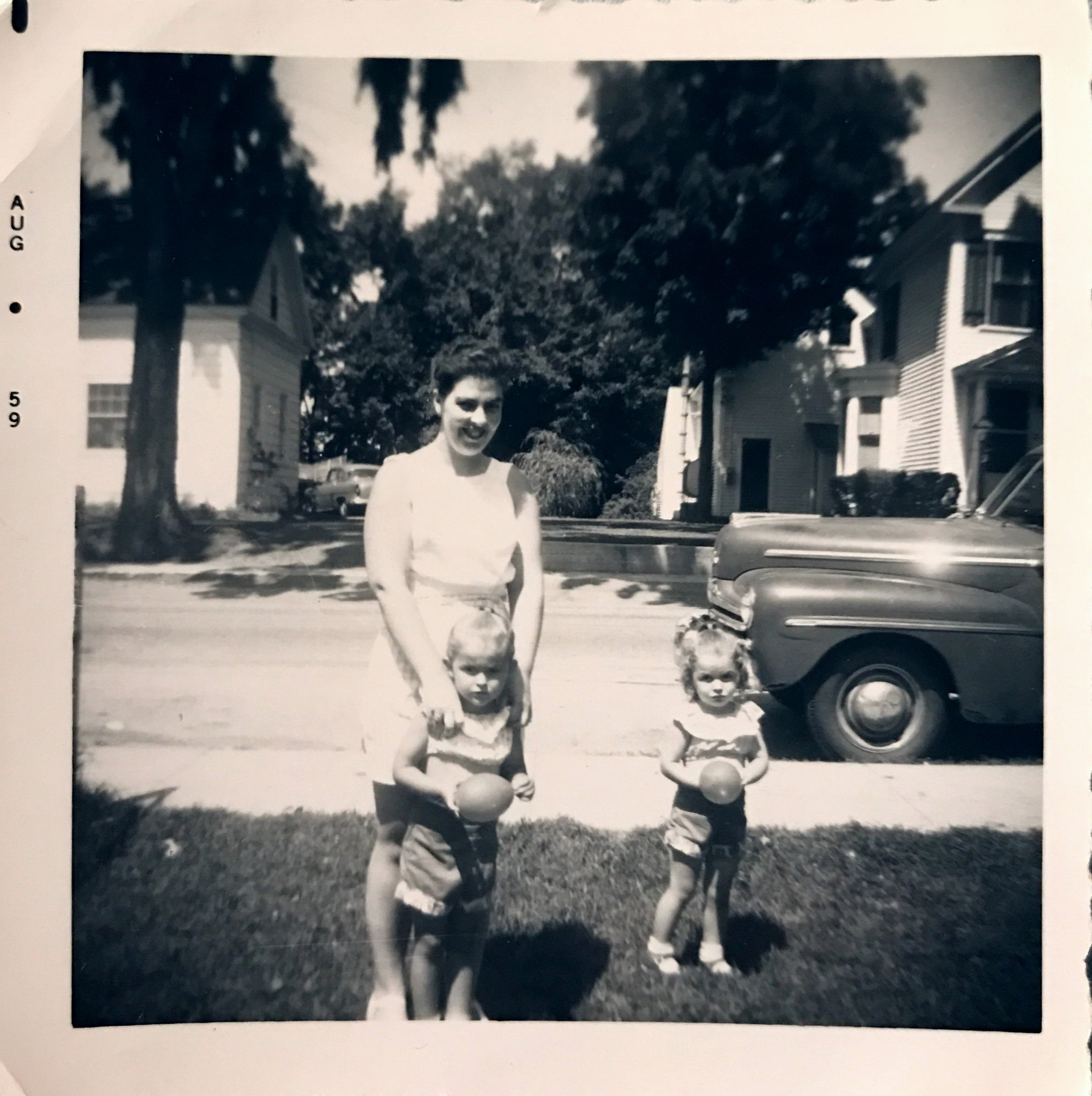 August 1959 - Mom, Darlynn & Sylvia