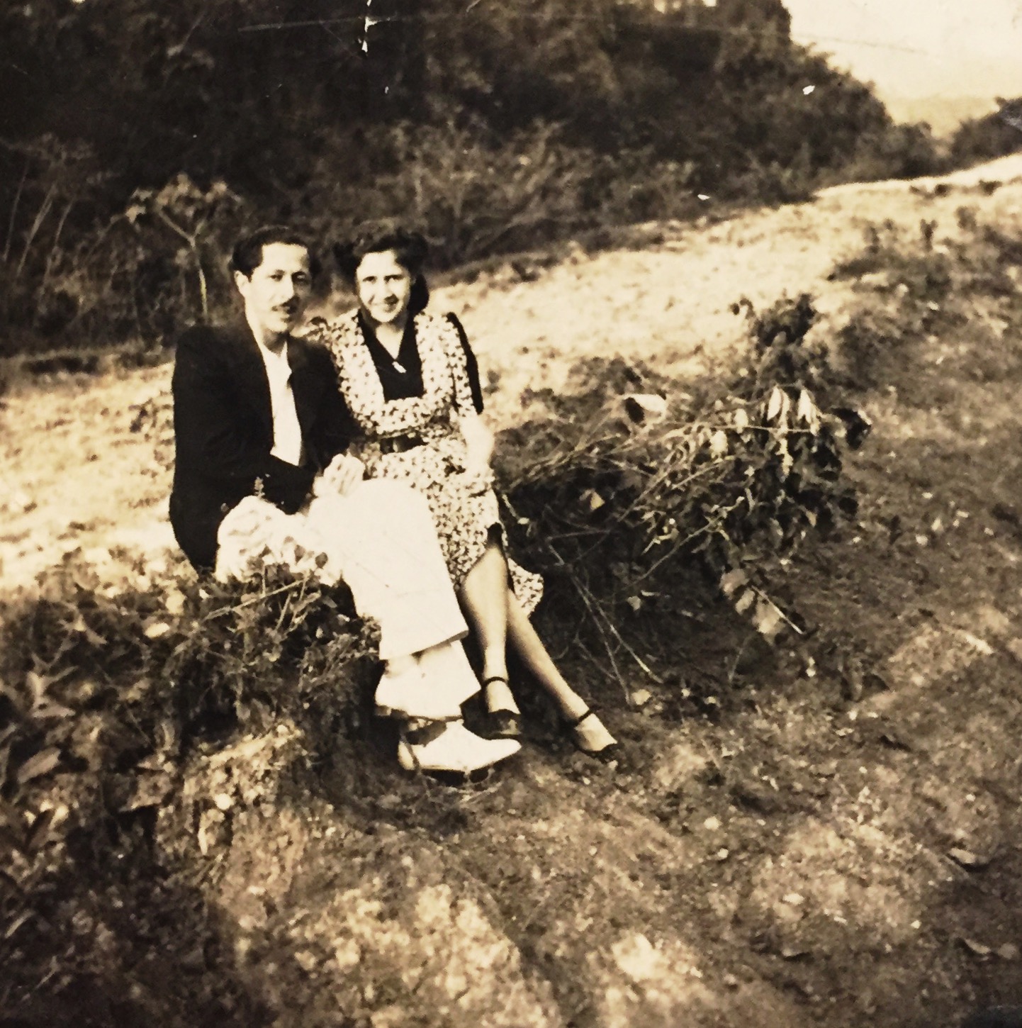 Papá y mamá de novios en 1941. Mamá está de medio luto por la muerte del abuelo Puno