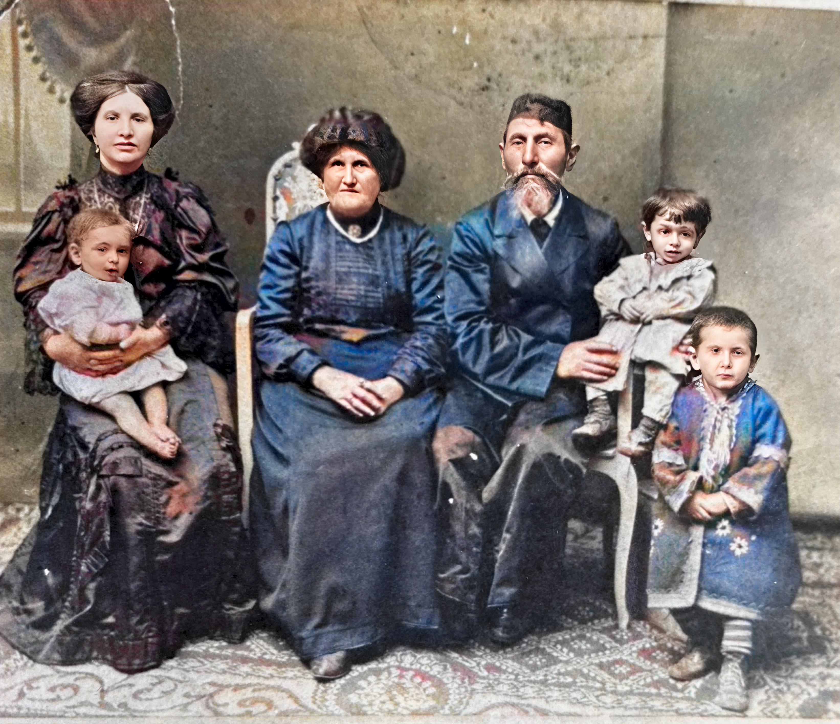 Family in Poland before emigrating to the US. (1900)