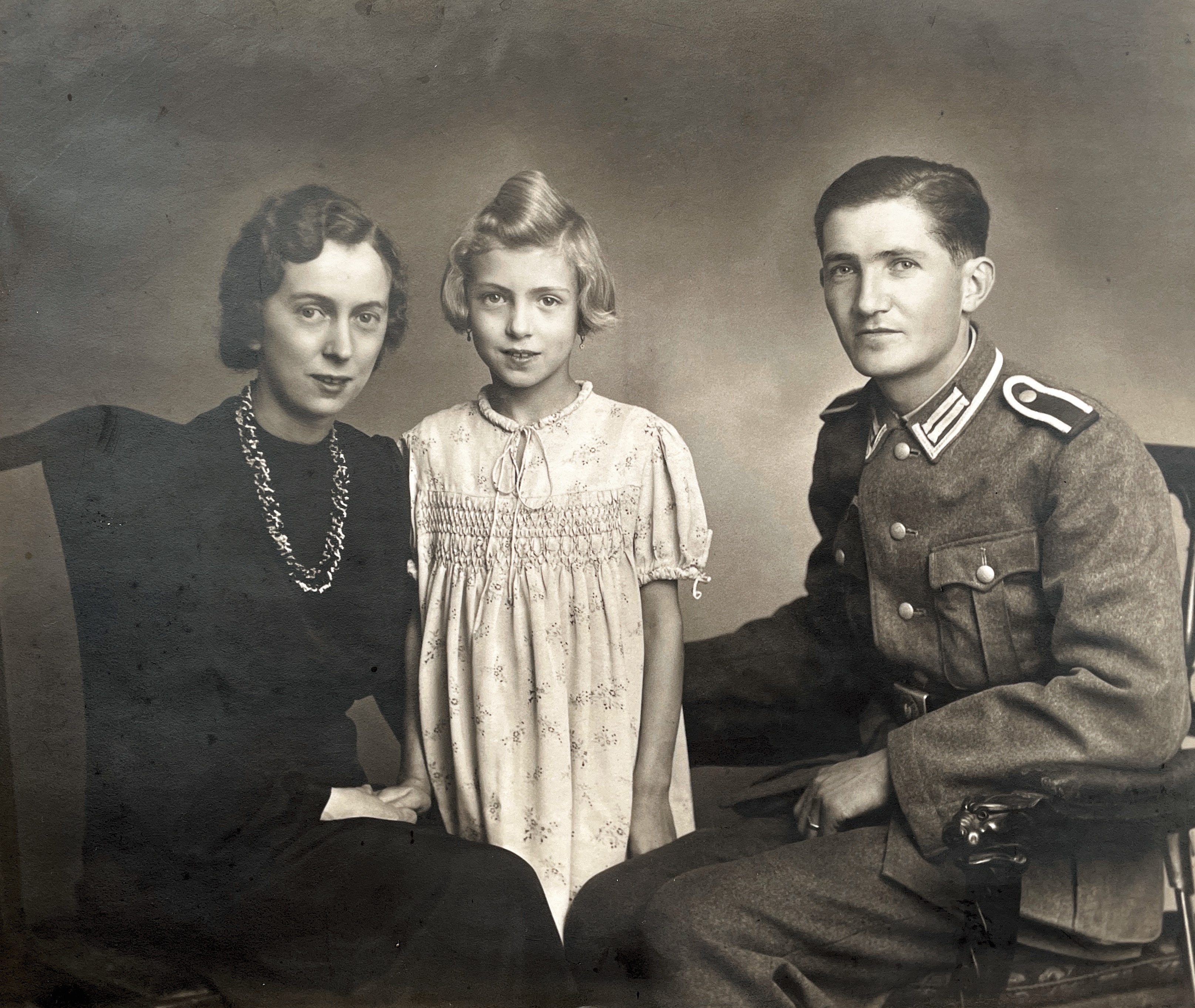 Olga mit Eltern ca. 1943