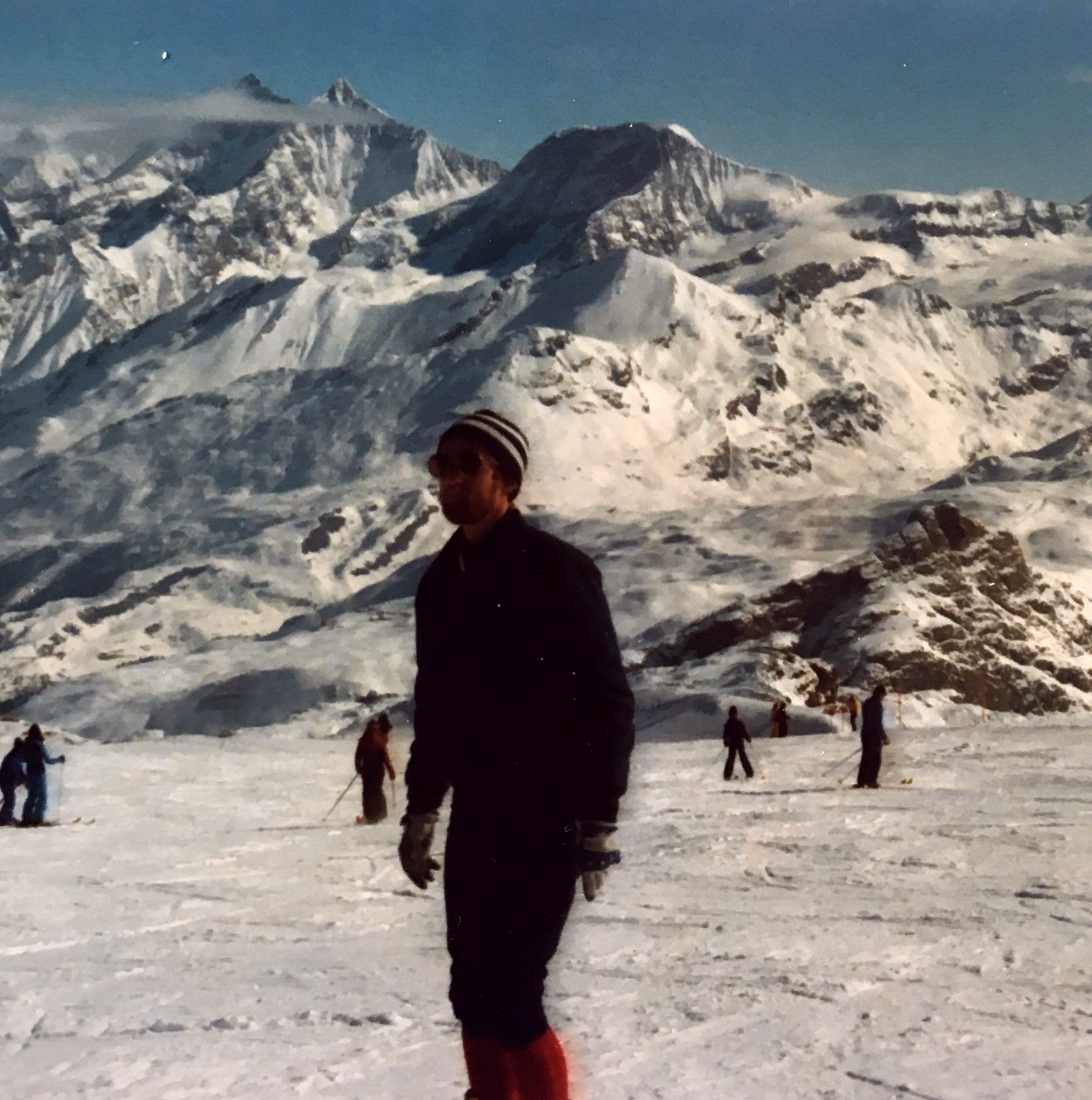 Slalom/utfor løypene i Zermatt. 2 uker i Sveits på kurs for Smelteverket i forb. med kjøp av ny X-ray spektrograf. Sammen med Jakob Lindstrøm Helga ble det anledning til å prøve løypene i vinterparadiset Zermatt med Matterhorn som nærmeste nabo.