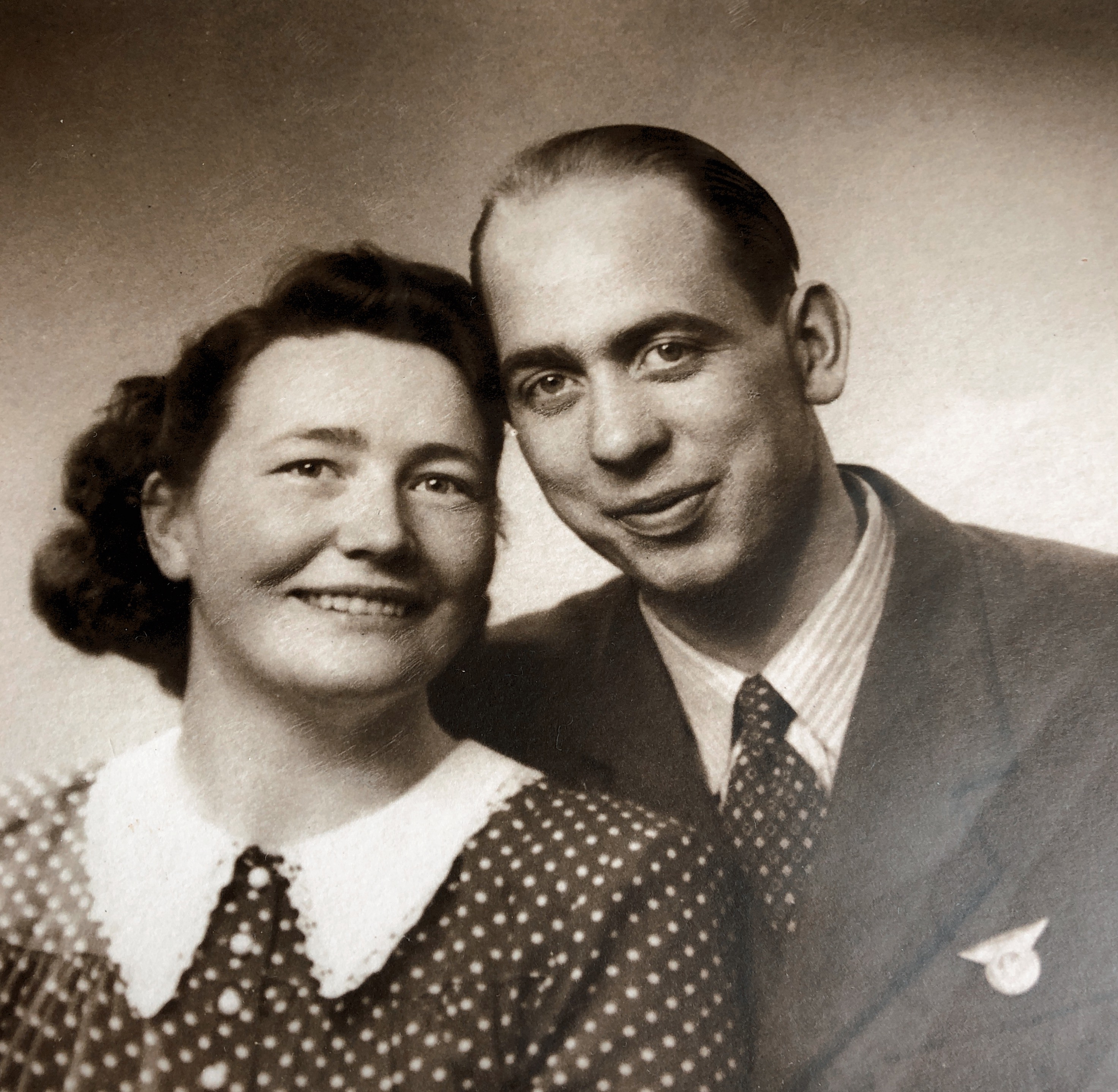 Pauline Stensbøl og Stein Øvre-Bjørseth  Bildet er tatt i 1951 da de ble forlovet.