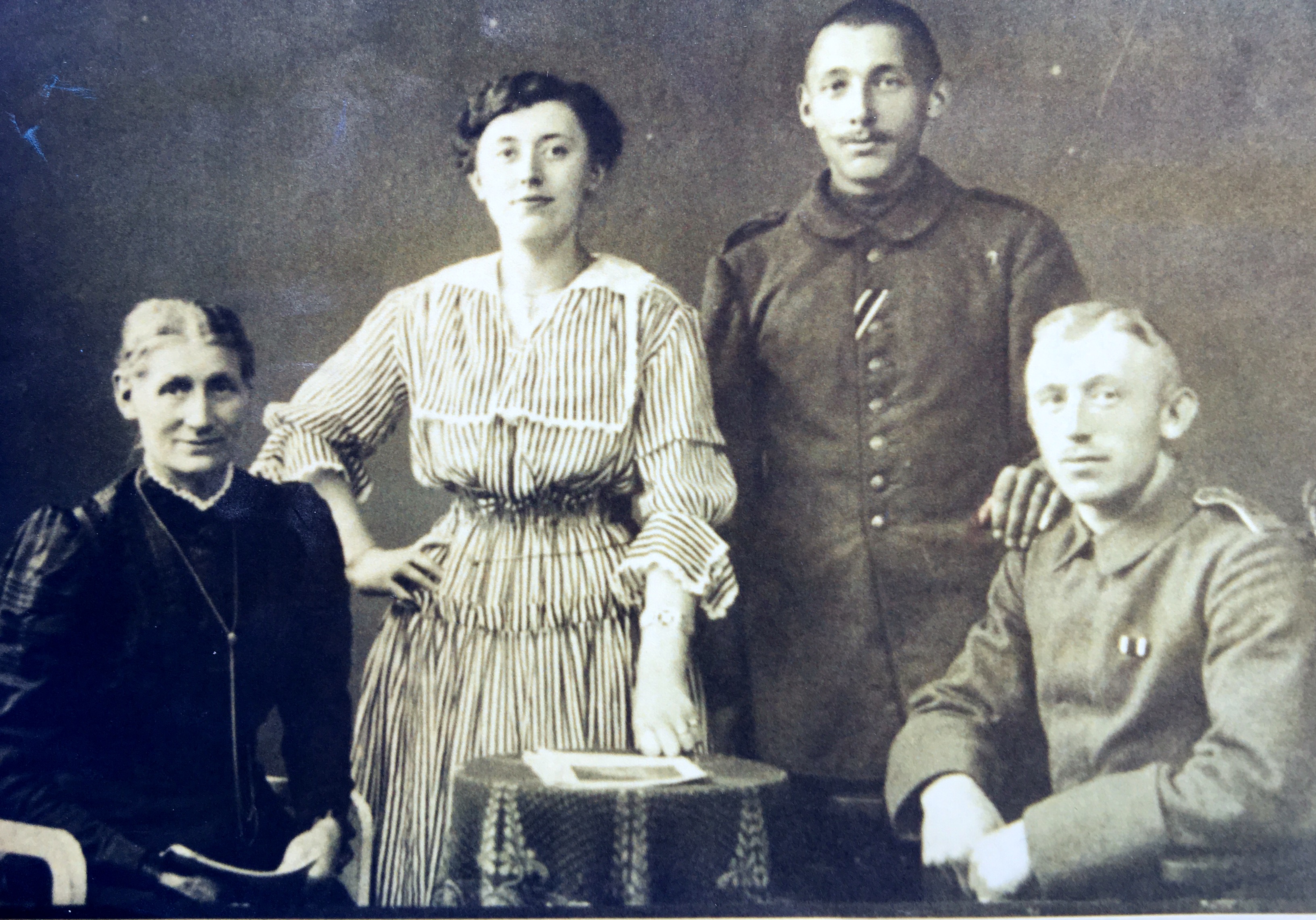 Johannes Schanzenberg links, Geschwister und Mutter ca.1914
