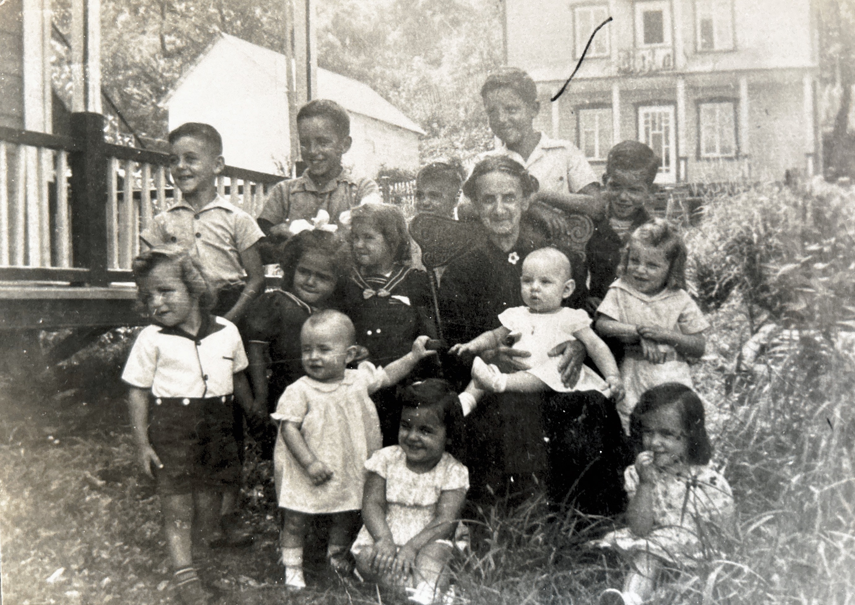 Mme Suzannne .Bouchard avec sa progéniture . Avant le grand feu de 1946 à Petite Rivière  St-Frs. Source Mme Hermance Bouchard