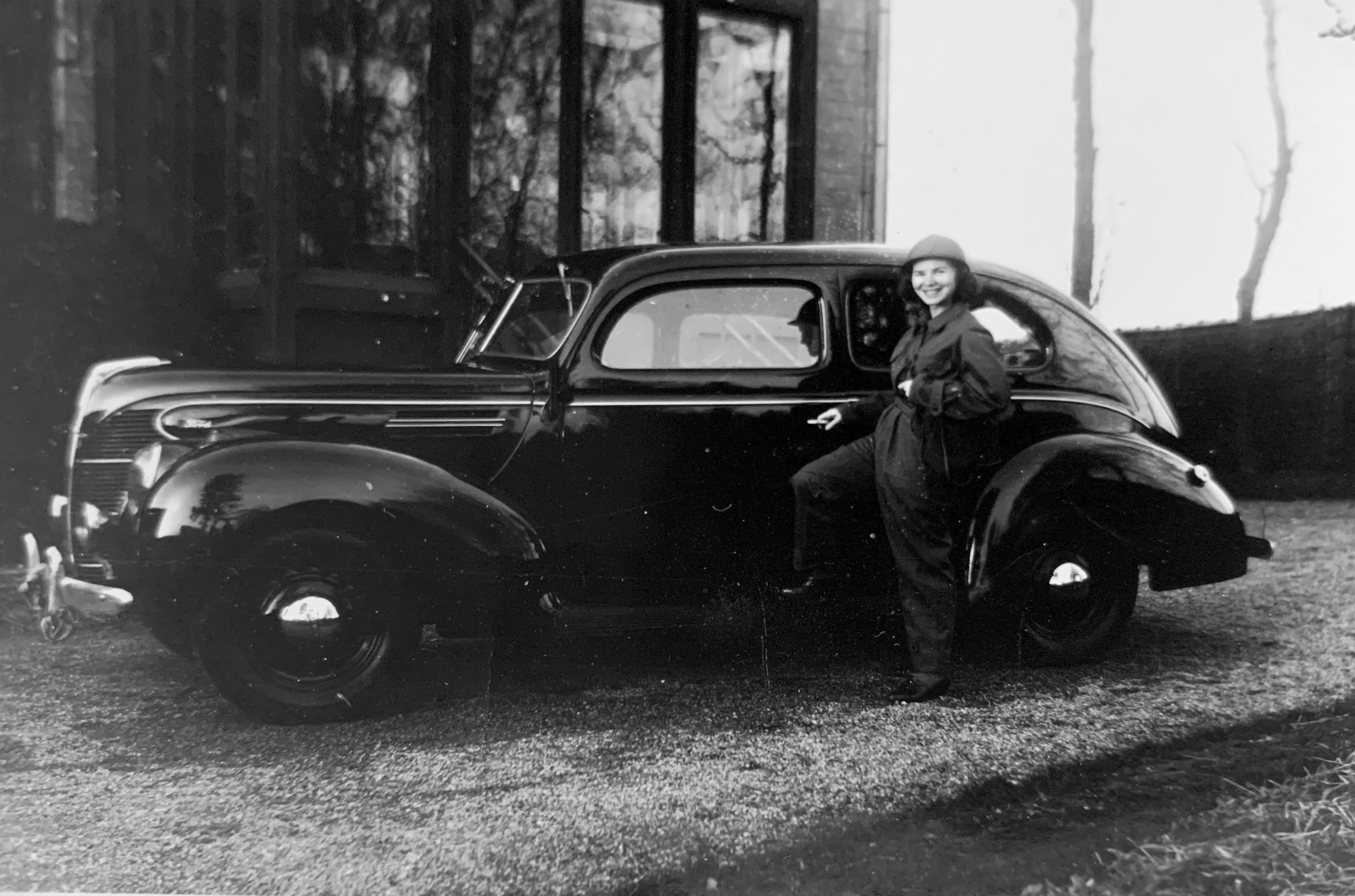 Marie-Thérèse Leblanc, à 22 ans, devant la Ford Tudor Sedan standard de son père, Louis, avec laquelle la famille partira en évacuation en mai 1940.
