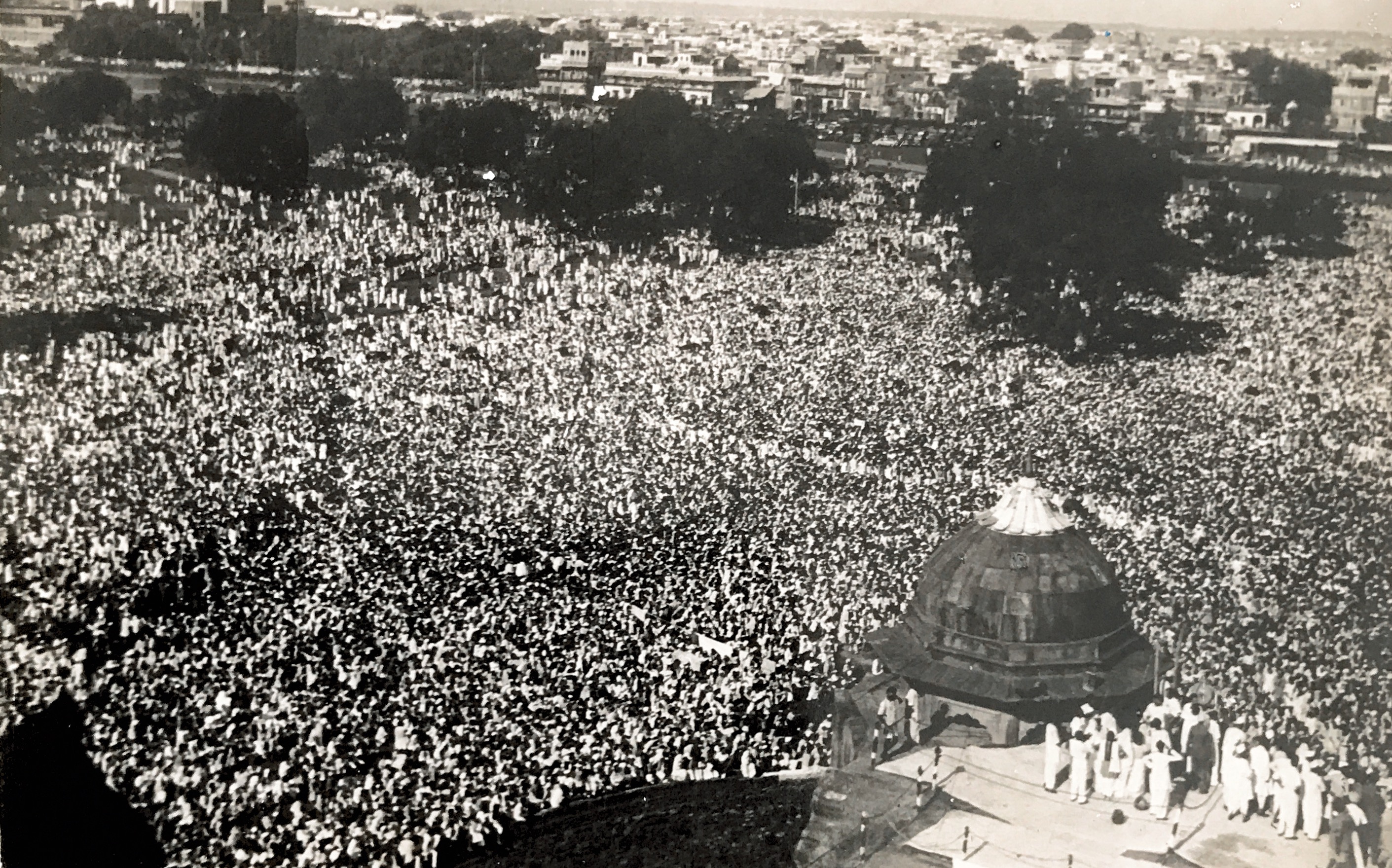 Flag Hoisting ceremony at the Red Fort on the morning of 16 August 1947. A view of the crowd that had assembled to witness the ceremony. Flag on the Red Fort was hoisted under arrangements of 1 SIKH on a given signal (electric bell) by the Prime Minister Shri Jawaharlal Nehru. This picture was taken by self sitting in the Northern Capula on the main gate facing Chandni Chowk on the 16th August morning.